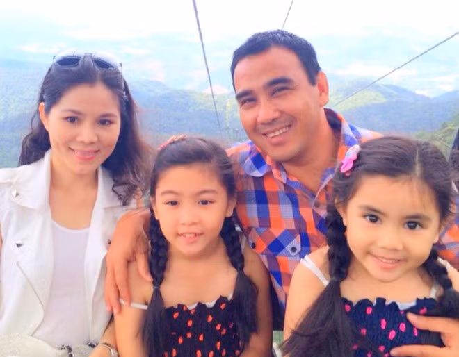 Trong gia đình nhỏ của nam diễn viên kiêm MC Quyền Linh, bé lớn Lọ Lem là bản sao của bố, còn bé út Hạt Dẻ giống hệt mẹ, đặc biệt là đôi mắt to tròn.