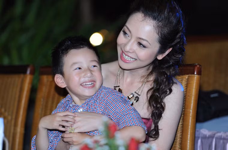 Bé Bảo Nam, con trai của Jennifer Phạm với chồng cũ, nam ca sĩ Quang Dũng, thừa hưởng toàn bộ những nét đẹp của mẹ từ ánh mắt, sóng mũi cho tới nụ cười xinh.