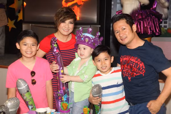 Anh hai Bằng Phương (áo hồng) giống bố Bằng Kiều còn hai em trai Bằng Anh và Bằng Chương lại có nét giống mẹ nhiều hơn.