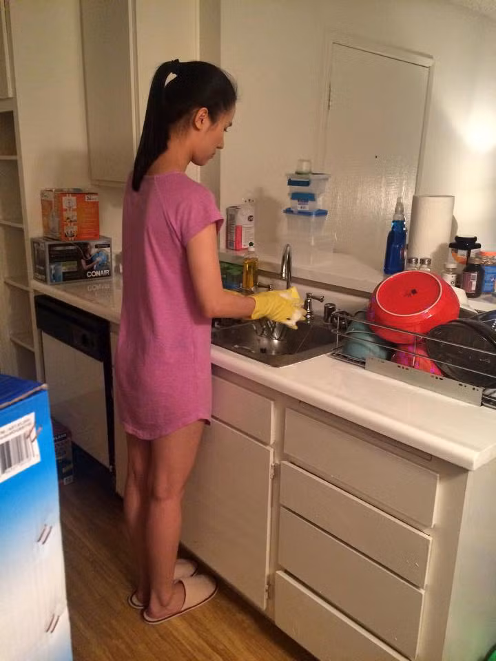 Kế đó, Maya khoe ảnh Thái Hà đang rửa bát trong căn bếp ngổn ngang với chú thích: "Mọi việc bà cứ để em. Số mình đúng là số hưởng mà".