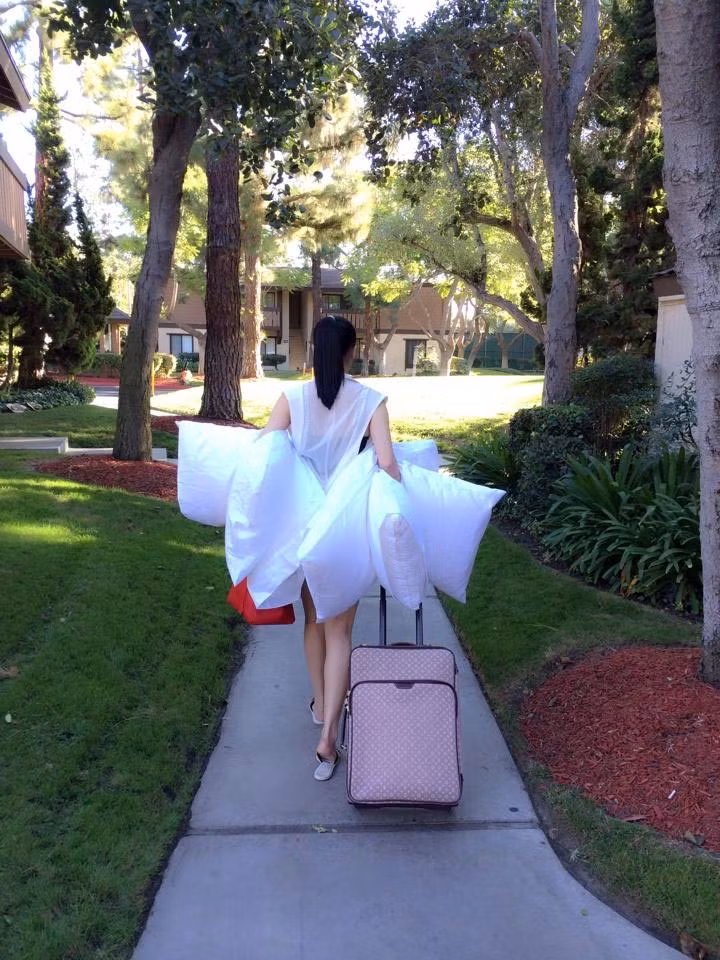 Cách đây ít giờ, chân dài của Khắc Tiệp một thời - siêu mẫu Thái Hà - đã chia sẻ những hình ảnh đang dọn đồ chuyển vào một ngôi nhà vô cùng sang trọng tại Foutain Valley, bang California, Mỹ.