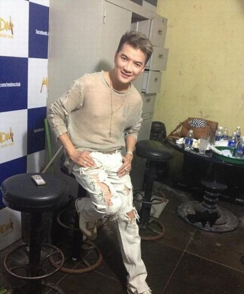 Đàm Vĩnh Hưng cũng từng để lại hình ảnh không mấy đẹp mắt với mốt quần rách mix cùng áo lưới mỏng tang. Trang phục bị đánh giá là thiếu nam tính và không phù hợp hình tượng quý ông lịch lãm của Mr. Đàm. Đàm Vĩnh Hưng cũng từng để lại hình ảnh không mấy đẹp mắt với mốt quần rách mix cùng áo lưới mỏng tang. Trang phục bị đánh giá là thiếu nam tính và không phù hợp hình tượng quý ông lịch lãm của Mr. Đàm.