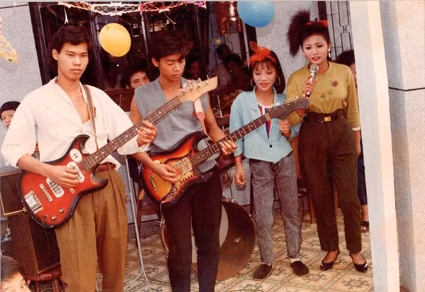 Hồng Ngọc cho biết thêm, chính môi trường văn nghệ của gia đình đã giúp cô có nền tảng để trở thành một ca sĩ chuyên nghiệp như bây giờ