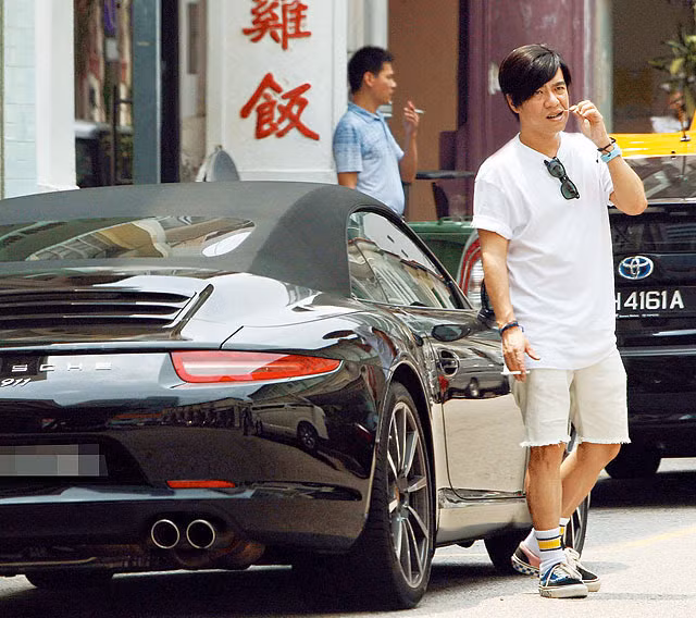 “Bá Chi có nhiều người theo đuổi trong suốt hai năm qua, nhưng cô chưa quan tâm tới bất kỳ người đàn ông nào. Cô vẫn có ai đó trong tim mình. Tháng trước, khi cô nhận ra rằng mình không còn cơ hội quay lại với chồng cũ Tạ Đình Phong nữa khi anh tái hợp với Vương Phi, cô đã chấp nhận tình cảm của Martin. Cô thấy Martin là một người đàn ông trưởng thành và quan tâm tới hai con trai cô”.