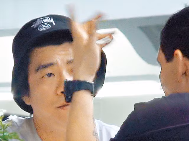 Còn Martin, anh nhận thấy, muốn chiếm được trái tim của ngôi sao 34 tuổi chỉ có cách là đối xử với hai con trai cô thật tốt. Thường vào ngày nghỉ, Martin hay tới đưa hai cậu bé đi chơi công viên và mua đồ chơi cho chúng. Tuy nhiên, mặc cho những nỗ lực của Martin, Lucas không thích người yêu mới của mẹ, bởi cậu thấy người đàn ông này đã mang mẹ ra xa cậu hơn.