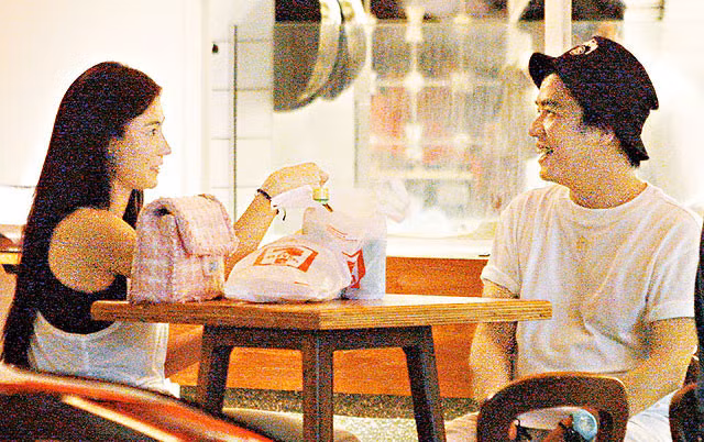 Trong suốt bữa ăn, Martin phục vụ Bá Chi và cậu con út Quintus rất chu đáo, liên tục tiếp những món mà hai mẹ con thích. Martin và Bá Chi đeo đồng hồ đôi, điều đó cho thấy quan hệ của họ khá gần gũi. Sau khi kết thúc bữa trưa, Martin đỡ tay sau lưng khi Bá Chi bước lên xe về nhà.