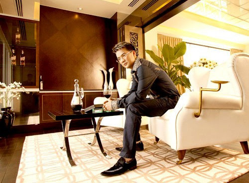 Từ biệt thự triệu đô, xe Lexus bạc tỷ đến kho hàng hiệu khổng lồ, Đàm Vĩnh Hưng đều sở hữu. Đàm Vĩnh Hưng là một trong những sao Việt đầu tiên sở hữu căn hộ penthouse trị giá 5 triệu USD (hơn 100 tỷ đồng).