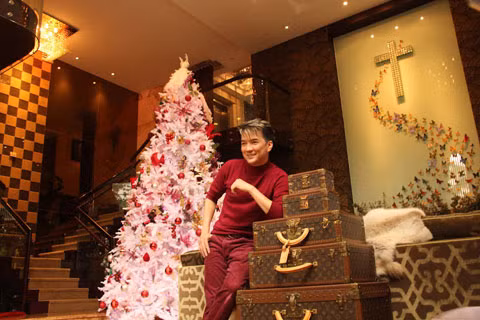 Kho hàng hiệu với tràn ngập những món đồ giá nghìn đô như Chanel, Hermes, Gucci...Từ quần áo, giày dép, túi xách đến thắt lưng, ví. Thậm chí Đàm Vĩnh Hưng còn mua nguyên cả những bộ sưu tập túi xách hàng hiệu về trang trí nhà cửa.