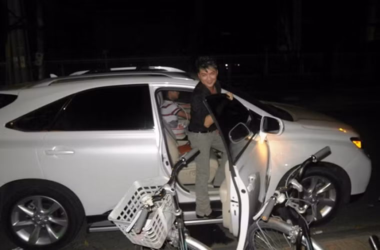 Chiếc xe có giá gần 3 tỷ đồng là phương tiện chuyên chở Đàm Vĩnh Hưng khắp thành phố.