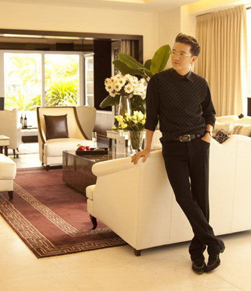 Toàn bộ tầng dưới của penthouse dành để thư giãn, nghỉ ngơi và sinh hoạt chung với phòng khách sang trọng, bàn ăn cao cấp cùng khu vực bếp với quầy bar.