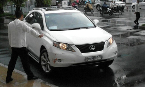 Đàm Vĩnh Hưng cũng là ca sỹ sở hữu nhiều xe sang. Hiện anh thường xuyên đi chiếc Lexus RX350 2011.