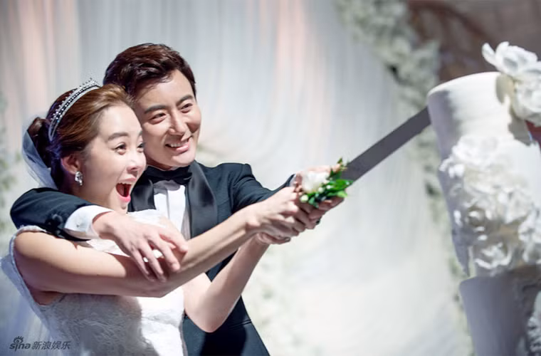 Cô dâu chú rể cắt bánh cưới.