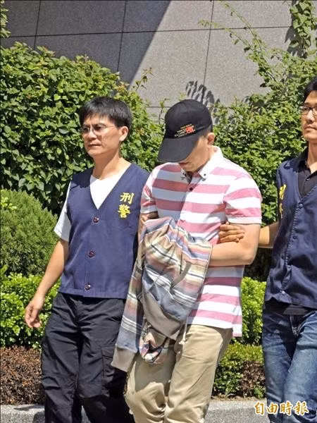 Khi bị bắt, Đỗ Văn Bác rơi nước mắt và nói: "Mẹ, con đã sai rồi".