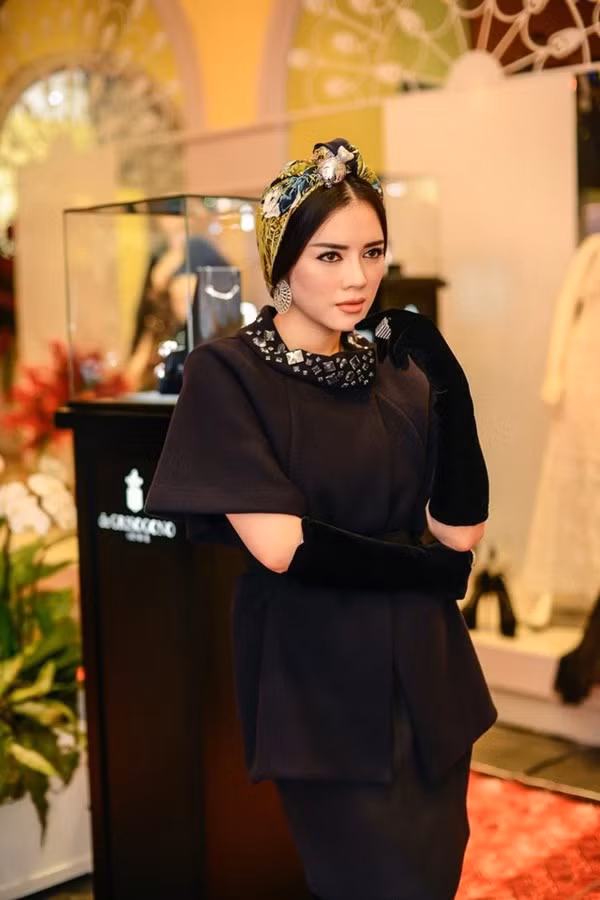 Với bộ trang phục này, Lý Nhã Kỳ đã chi ra khoảng 3,7 tỷ đồng.