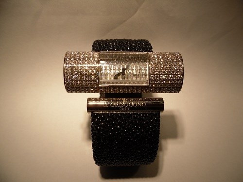 Chiếc đồng hồ gắn kim cương được trưng bày tại Lynk High Jewelry Diamond Boutique.