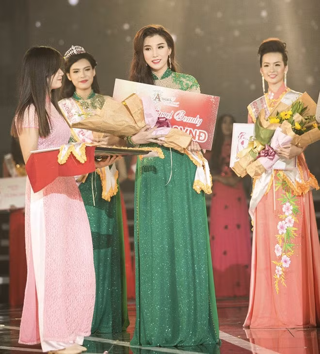 Người đẹp thứ nhất thuộc về Vũ Thu Thủy, sinh năm 1991, sở hữu chiều cao 1m70, cô hiện đang là người mẫu ảnh và diễn viên tự do.