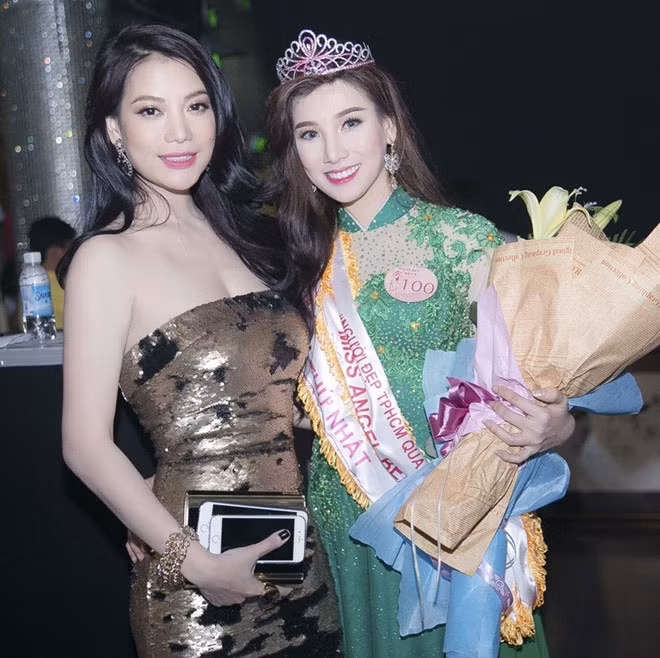 Trương Ngọc Ánh và Hoa hậu Lý Thu Thảo chụp ảnh chung cùng Người đẹp thứ nhất Vũ Thu Thủy.