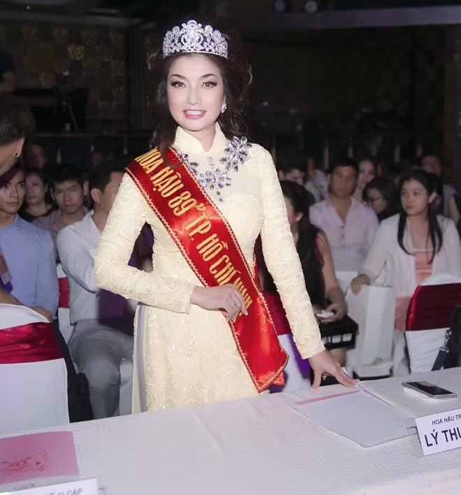 Chiều tối 19/10, cuộc thi Người đẹp TP HCM qua ảnh 2014 diễn ra tại trung tâm hội nghị Queen Hall. Cuộc thi đầu tiên có tên gọi Hoa hậu TP.HCM được diễn ra năm 1989, với sự lên ngôi của Lý Thu Thảo. Nữ diễn viên Sau những giấc mộng hồng vừa về Việt Nam để đảm nhận vai trò giám khảo cuộc thi mà chị từng đăng quang.