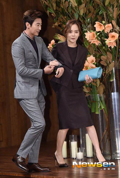 Chae Rim kéo chồng đi nhanh quá nên Cao Tử Kỳ phải gỡ tay vợ ra.