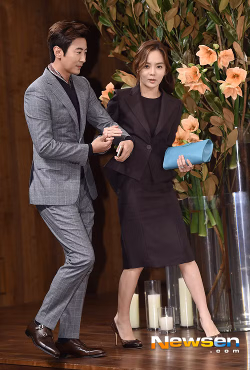 Chae Rim kéo chồng đi nhanh quá nên Cao Tử Kỳ phải gỡ tay vợ ra.