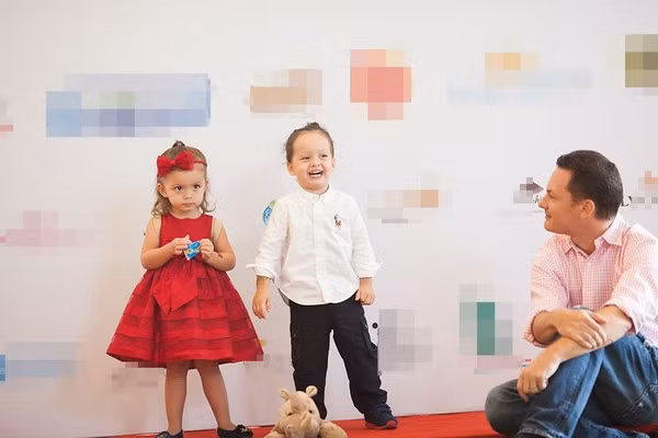 Vẻ kháu khỉnh của bé Tôm và Tép (tên gọi ở nhà của hai con) đã thu hút sự chú ý của những người có mặt. Ánh mắt lanh lợi, đáng yêu của bé khi đứng trước nhiều ống kính máy ảnh.