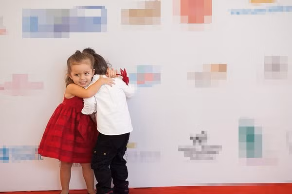 Kết hôn với người chồng quốc tịch Mỹ Kevin vào tháng 7/2011, đến ngày 8/4/2012 (ngày lễ Phục Sinh ở Mỹ), Hồng Nhung hạ sinh một cặp song sinh, một trai và một gái.