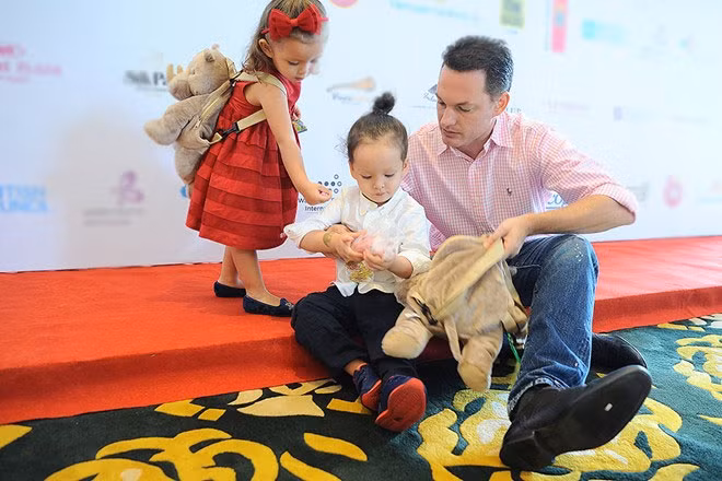 Nhưng giờ đây, khi các con đã lớn hơn một chút, diva mạnh dạn đưa các con cùng đi trong các sự kiện. Ông xã Kevin tận tình chăm sóc hai nhóc tì.