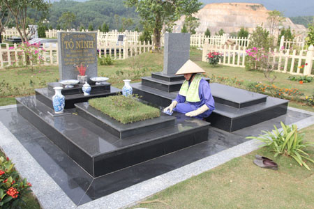 Tại đây còn có nhiều dịch vụ nhằm đáp ứng nhu cầu của các gia đình ở xa, không có điều kiện chăm sóc mộ người thân như: Dịch vụ cúng giỗ online hay chăm sóc mộ trọn đời...