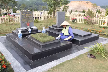 Tại đây còn có nhiều dịch vụ nhằm đáp ứng nhu cầu của các gia đình ở xa, không có điều kiện chăm sóc mộ người thân như: Dịch vụ cúng giỗ online hay chăm sóc mộ trọn đời...