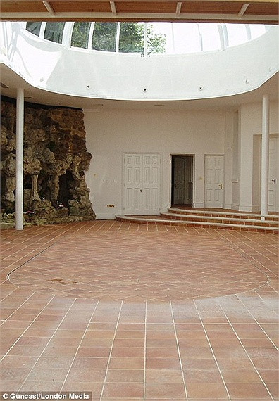 Bình thường, một căn phòng như thế này có thể được sử dụng làm phòng tập thể hình, phòng học nhảy, nơi tổ chức tiệc tùng...