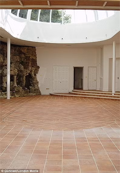 Bình thường, một căn phòng như thế này có thể được sử dụng làm phòng tập thể hình, phòng học nhảy, nơi tổ chức tiệc tùng...