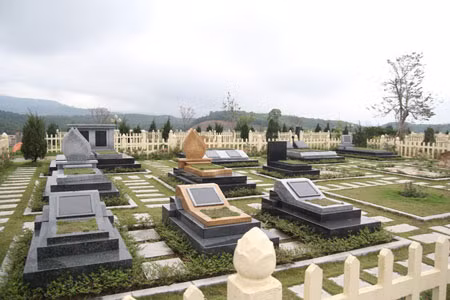 Ngoài những ngôi mộ "đại gia", còn có những dịch vụ bình dân khác với giá rẻ cho số đông người dân.