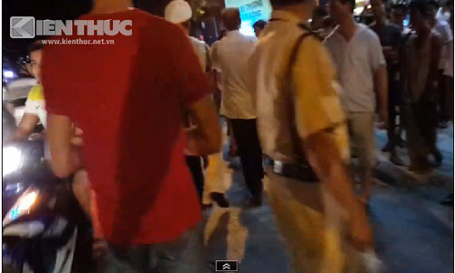 Thậm chí, các cảnh sát giao thông cũng đã phải vào cuộc để đảm bảo trật tự, an toàn cho khu phố cũng như giúp xe cộ có thể lưu thông. Ảnh chụp từ clip.