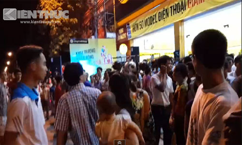 Tuy nhiên, đây không phải lần đầu Thế giới Di động thu hút người đi đường. Trước đó chỉ một ngày (6/8/2014), Thế Giới Di Động tổ chức lễ khai trương một siêu thị mới tại thị trấn Mạo Khê (Quảng Ninh) khá ồn ào và ầm ĩ, thu hút rất nhiều người hiếu kỳ... Ảnh chụp từ clip.