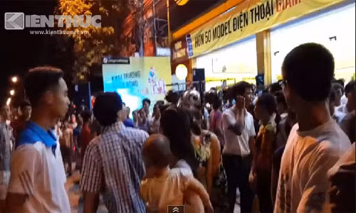 Tuy nhiên, đây không phải lần đầu Thế giới Di động thu hút người đi đường. Trước đó chỉ một ngày (6/8/2014), Thế Giới Di Động tổ chức lễ khai trương một siêu thị mới tại thị trấn Mạo Khê (Quảng Ninh) khá ồn ào và ầm ĩ, thu hút rất nhiều người hiếu kỳ... Ảnh chụp từ clip.