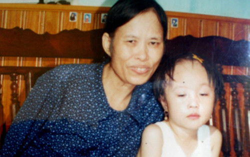 Bà Hằng và cháu nội.