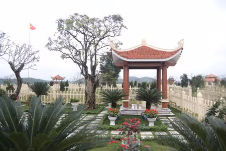 Những ngôi mộ này có giá lên đến vài tỉ đồng, nhưng đó chưa phải là khu mộ đắt nhất tại Lạc Hồng Viên. Còn có những khu đắt hơn rất nhiều nhưng không được tiết lộ.