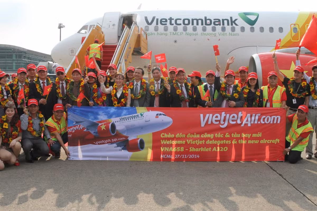 Dễ dàng nhận thấy biểu tượng của Ngân hàng Viecombank được in trên máy bay của VietJet.