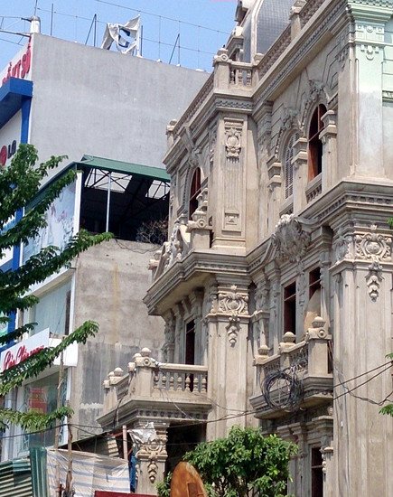 ... và xung quanh căn biệt thự đắt tiền này hiện đang được vây kín bằng tôn và có bảo vệ trông coi.