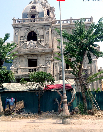 Tuy nhiên, nhiều người dân tại đây cho hay, căn biệt thự đã dừng thi công được gần tháng nay...