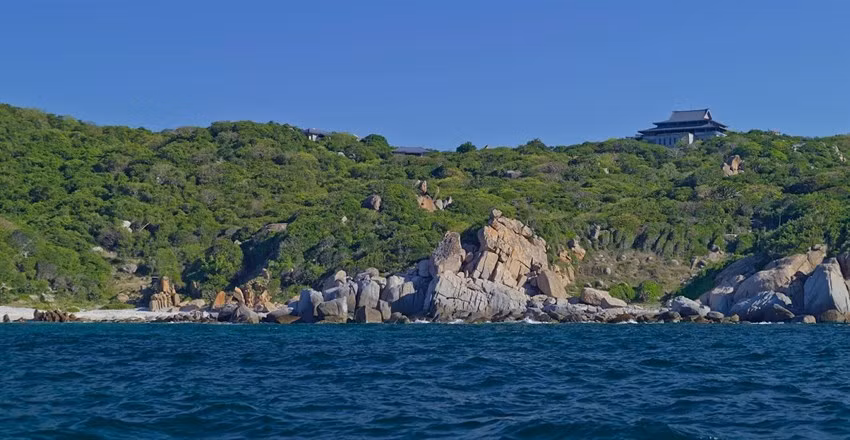 Đây là khu nghỉ dưỡng chính thức có mặt ở Việt Nam từ tháng 10/2013, tọa lạc trên những ngọn đồi mướt xanh của Công viên Quốc gia Núi Chúa - Vịnh Vĩnh Hy (thuộc tỉnh Ninh Thuận), với 36 villa sang trọng.