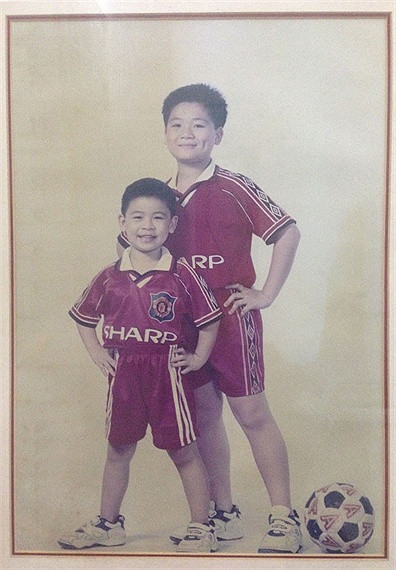 Hai anh em Vình thân thiết từ ngày nhỏ với tình yêu bóng đá giống bố.