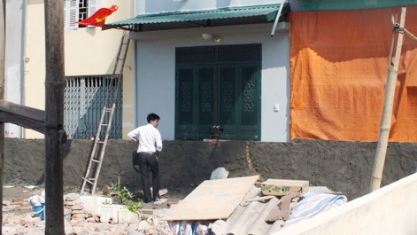 Bức tường chắn ngang cửa khiến một số người dân không có cách thoát ra ngoài.