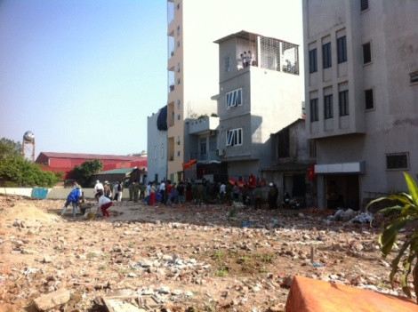 Khu đất hoang phía sau 12 hộ dân tổ 28 mới được UBND phường Thanh Trì quy hoạch, chia lô để bán.