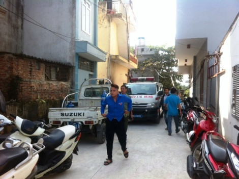 Hai người dân phải nhập viện trong buổi cưỡng chế, xe cấp cứu túc trực ngoài ngõ.