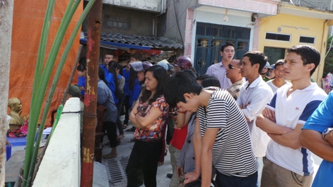 Người dân hiếu kỳ theo dõi buổi cưỡng chế.