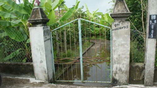 Bi mat gi an chua trong ngoi nha bi yem bua cua Ba Kien