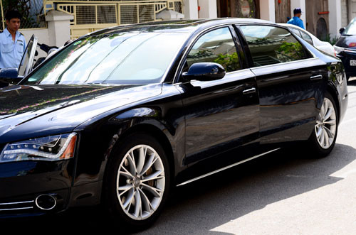 Ngoài ra cô còn sở hữu siêu xe 8 tỷ, đó là chiếc Audi màu đen bóng loáng sang trọng. Đây cũng được cho là món quà của người chồng ngoại quốc dành tặng. Chiếc xe này của Thu Minh thuộc hàng top của Audi, dòng 8L 4.2V, bên trong có cả tủ lạnh. Giá của chiếc xe nằm trong khoảng 400 ngàn USD (tương đương hơn 8 tỷ đồng).