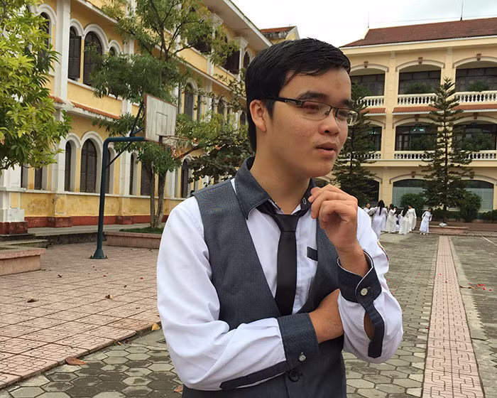 Em Ngô Quốc Việt, học sinh 12 Lý, tâm sự: "Em rất đỗi vui mừng trước thông tin chị Kỳ Duyên giành vương miện Hoa hậu. Đây chắc chắn không chỉ là tin vui của chị mà còn là tin vui của toàn trường và toàn tỉnh Nam Định vì đây là lần đầu tiên tỉnh có được vinh dự này. Khi còn học ở trường, chị Duyên luôn là người năng động, hòa đồng. Đặc biệt, chị không chỉ học giỏi mà còn rất yêu thể thao. Chị đã từng đoạt huy chương môn cầu lông trong ĐH TDTT tỉnh".