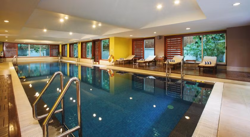 Khu căn hộ này cũng rất quan tâm đến nhu cầu giải trí, rèn luyện TDTT của khách hàng. Trong ảnh là khu bể bơi trong nhà hiện đại, rộng rãi.